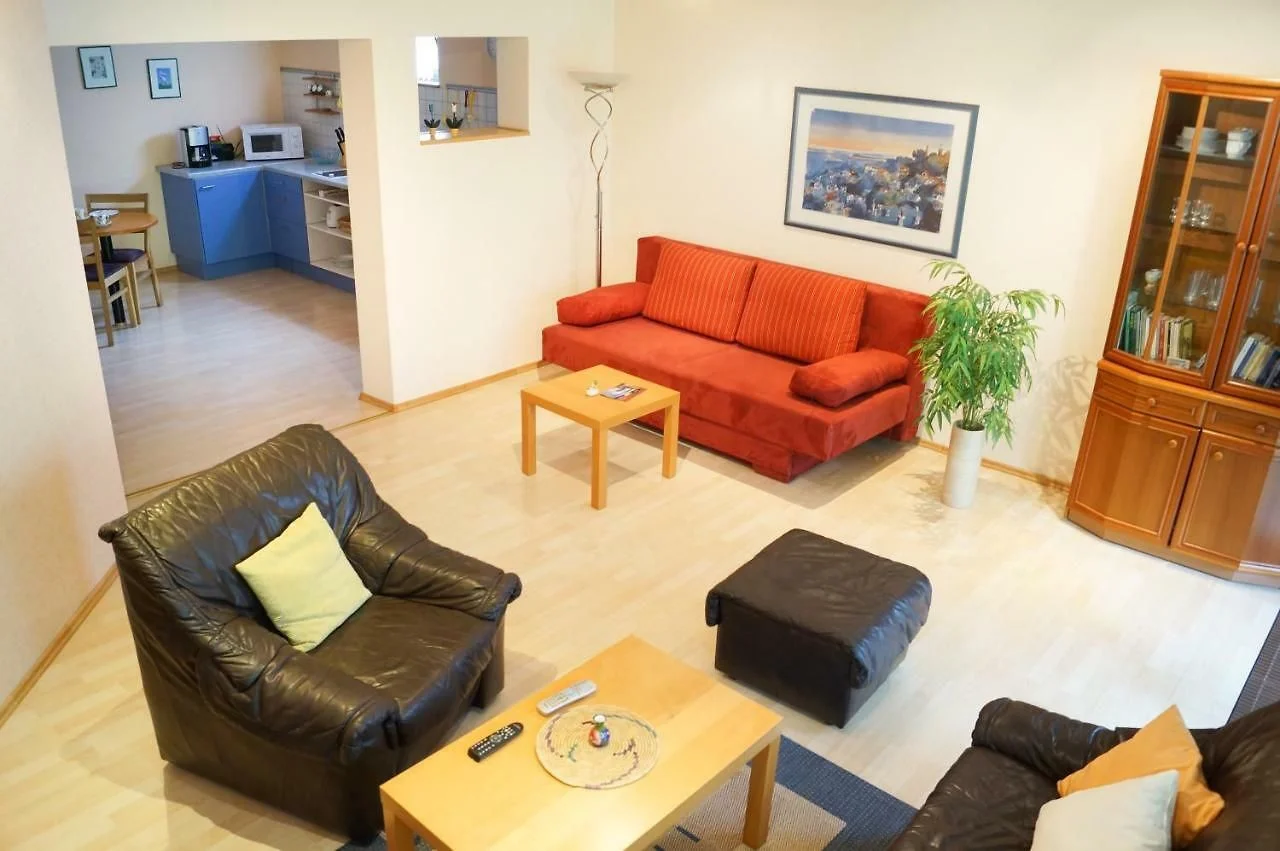 Helles Wohnzimmer mit Küche der Monteurwohnung Bergisch Gladbach