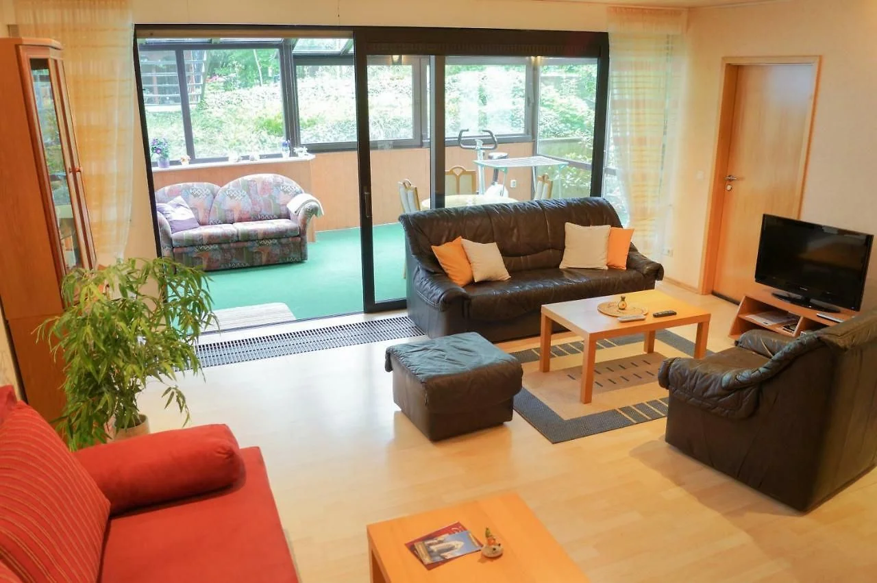 Wohnzimmer mit Wintergarten-Blick