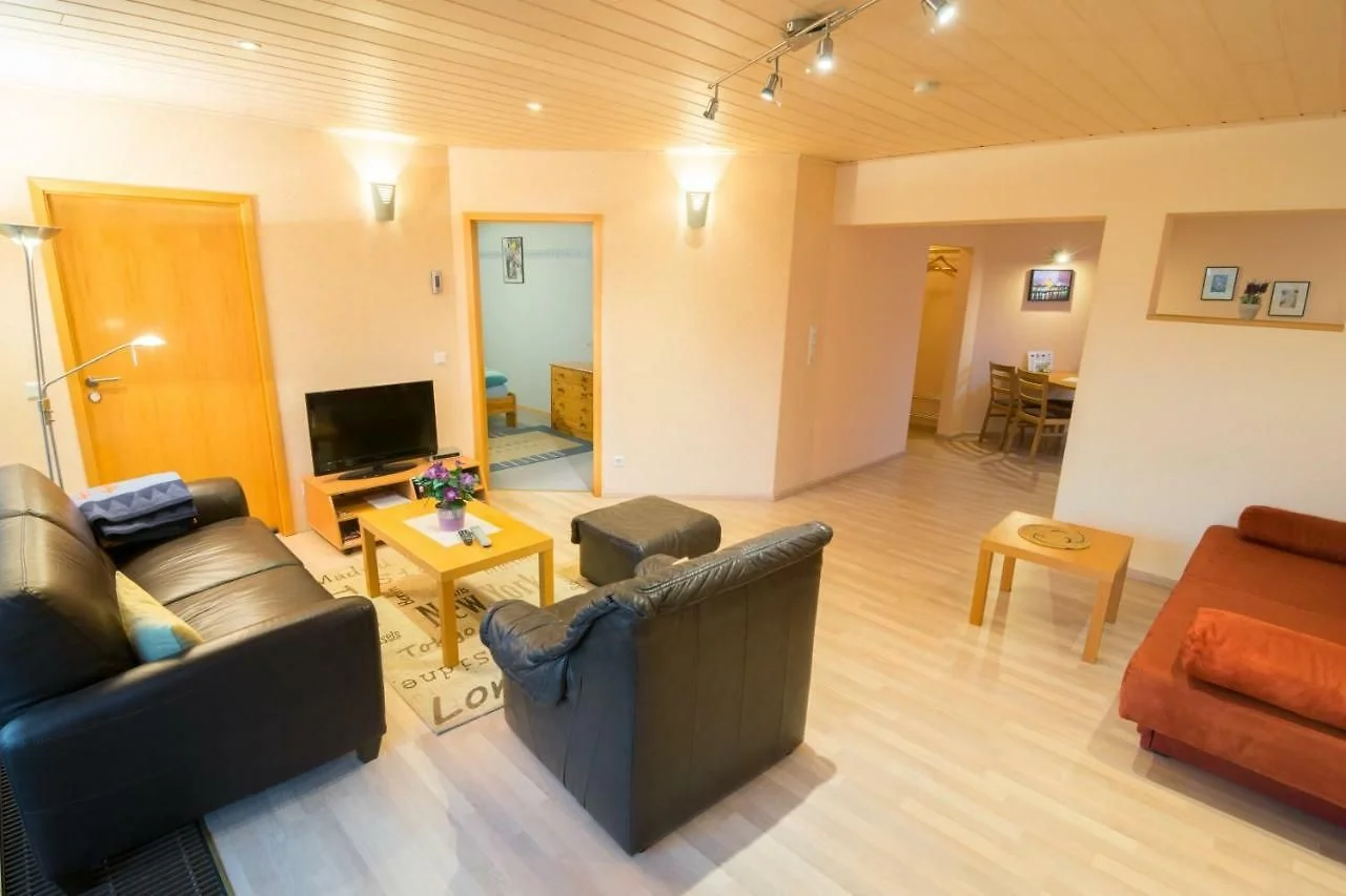 Heller Aufenthaltsraum der Monteurwohnung Bergisch Gladbach