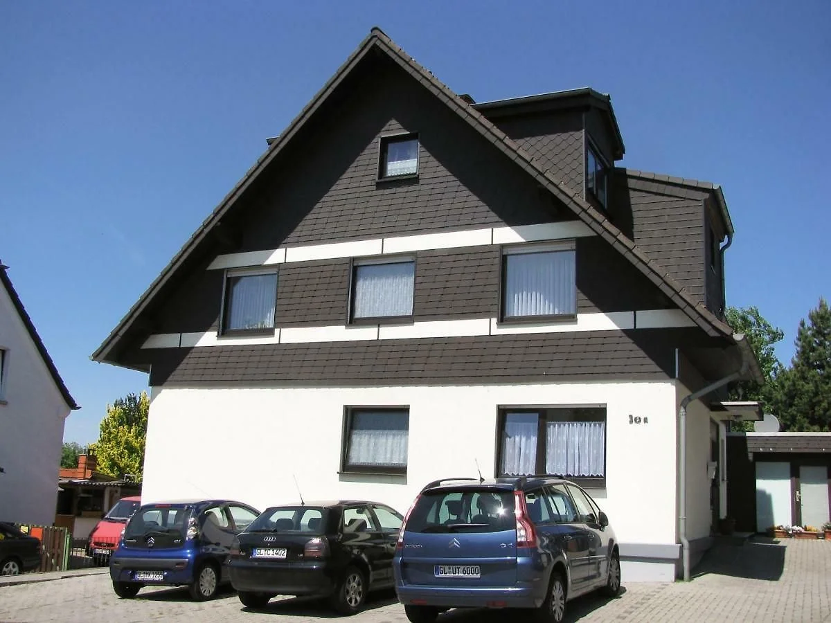 Außenansicht Haus mit Parkplatz