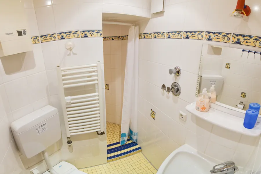 Badezimmer mit Dusche und Handtuchheizkörper – Monteurwohnung Bergisch Gladbach