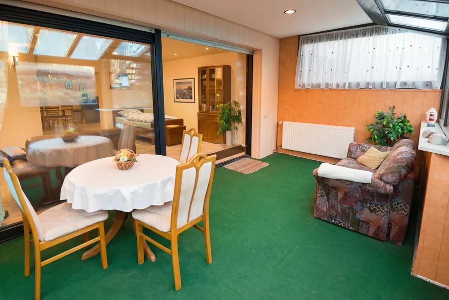 Wintergarten mit Sitzecke – Monteurwohnung Bergisch Gladbach Gmerek